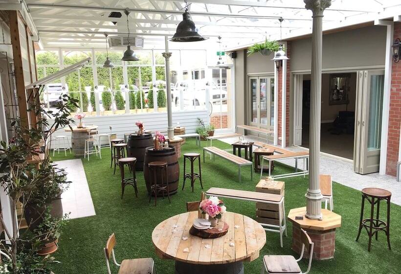 Oscars Hotel And Cafe Bar