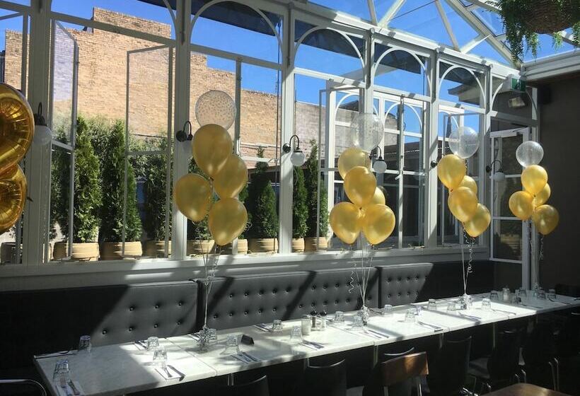 Oscars Hotel And Cafe Bar