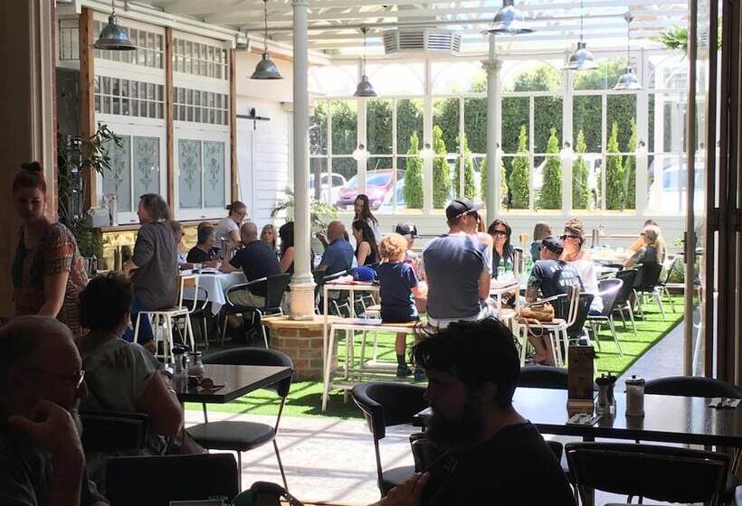 Oscars Hotel And Cafe Bar