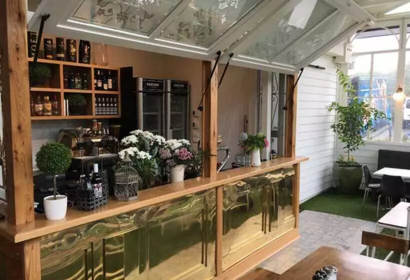 Oscars Hotel And Cafe Bar