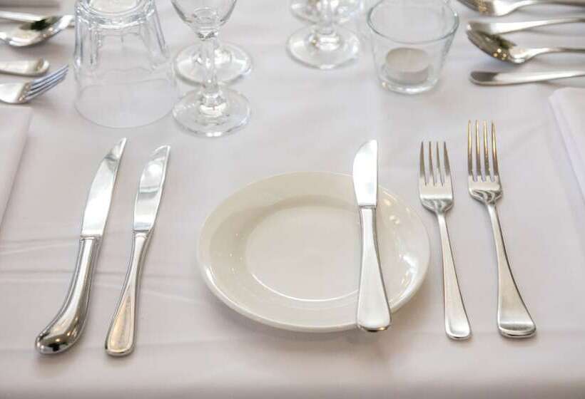 Oscars Hotel And Cafe Bar