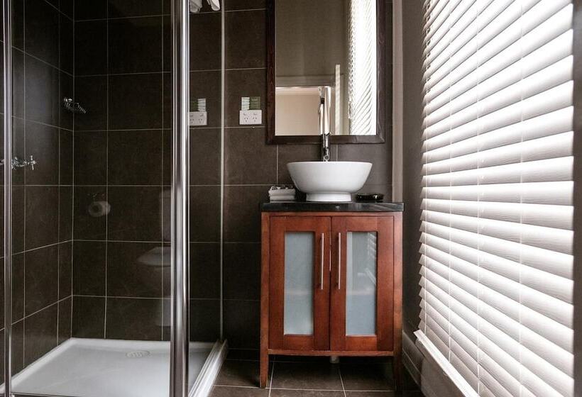 Oscars Hotel And Cafe Bar