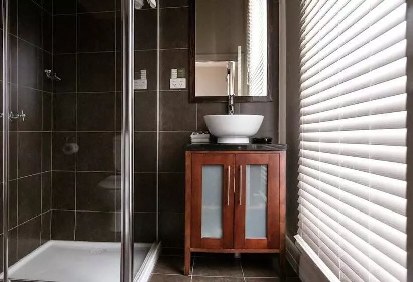 Oscars Hotel And Cafe Bar