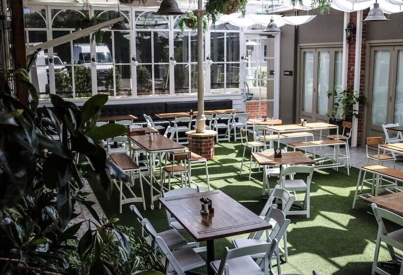 Oscars Hotel And Cafe Bar