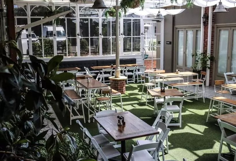 Oscars Hotel And Cafe Bar