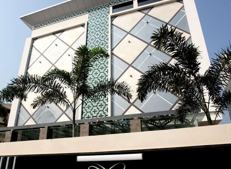 هتل Paradigm Sarovar Portico Kakinada