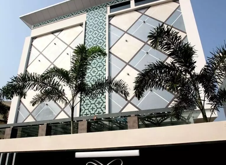 هتل Paradigm Sarovar Portico Kakinada