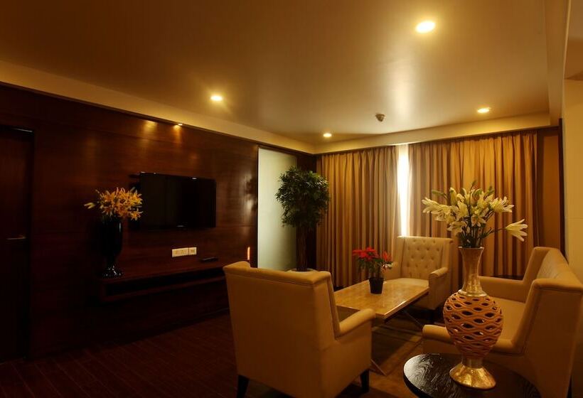 هتل Paradigm Sarovar Portico Kakinada