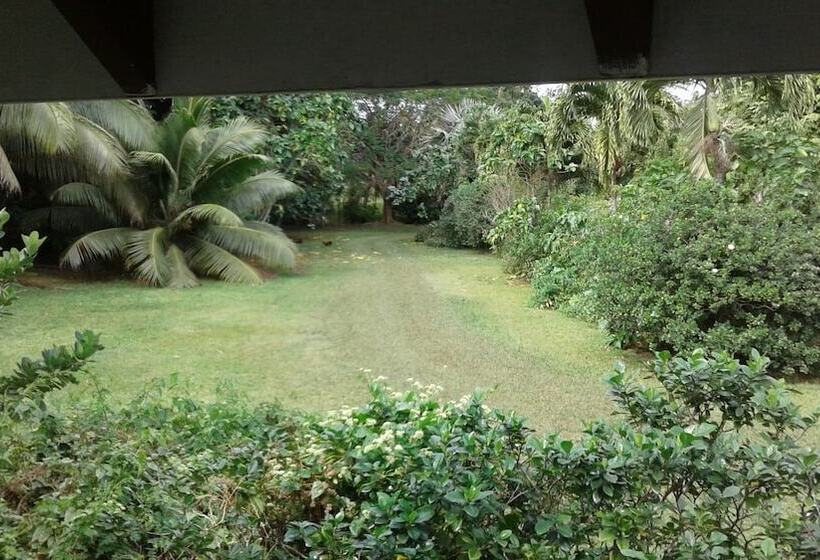 מוטל Gina's Garden Lodges