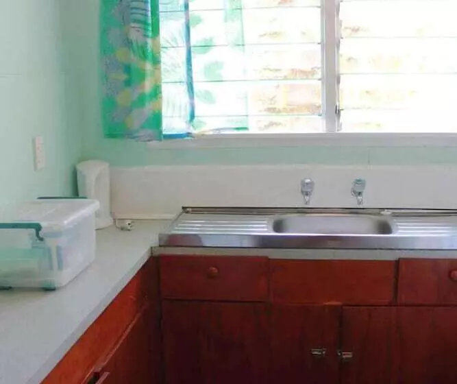 Мотель Gina's Garden Lodges