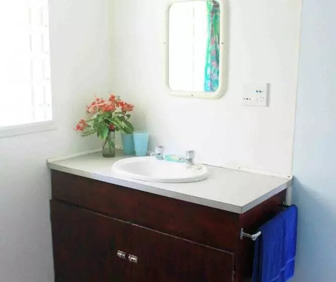 Мотель Gina's Garden Lodges