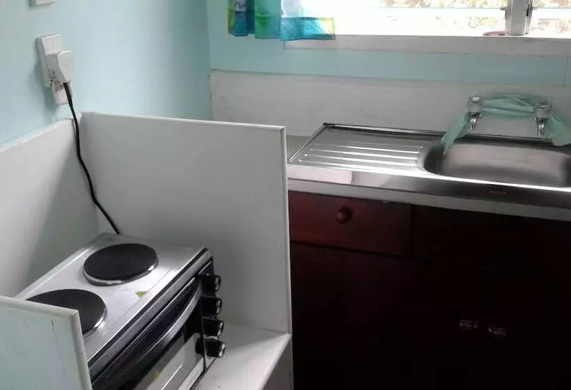 Мотель Gina's Garden Lodges