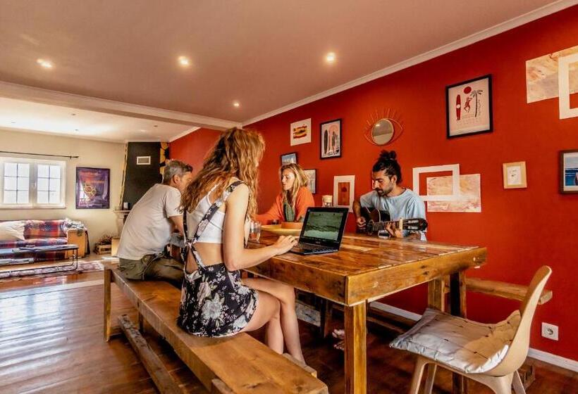 הוסטל Ahoy Surf House