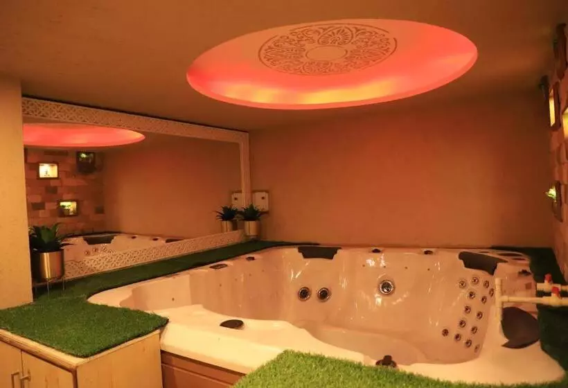 هتل Natraj Rishikesh