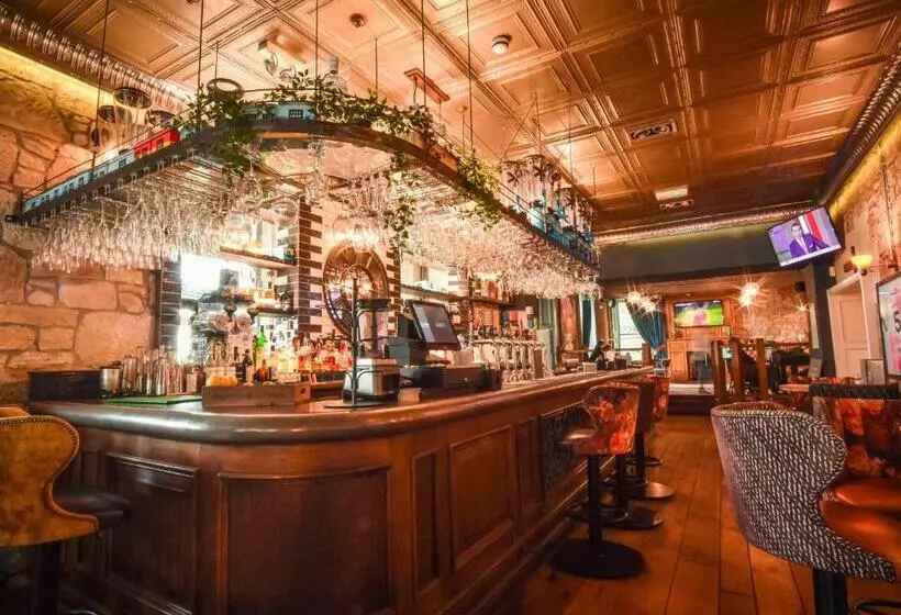 Hotelli The Meadowpark Bar, Kitchen & Rooms