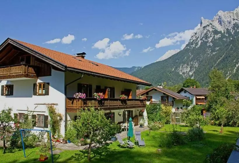 Aamiaismajoitus (B&B) Gästehaus Kurparkfrieden
