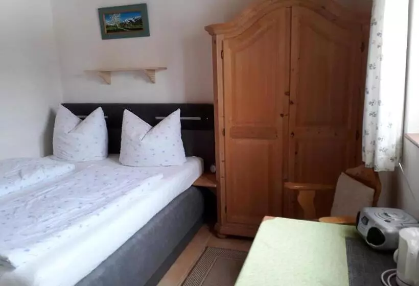 Aamiaismajoitus (B&B) Gästehaus Kurparkfrieden