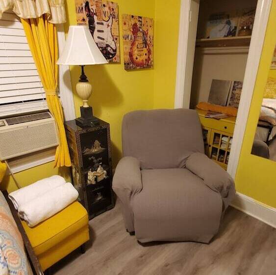 پانسیون Room In Guest Room   Yellow Rm Dover  Del State, Bayhealth  Dov Base