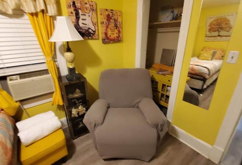 پانسیون Room In Guest Room   Yellow Rm Dover  Del State, Bayhealth  Dov Base
