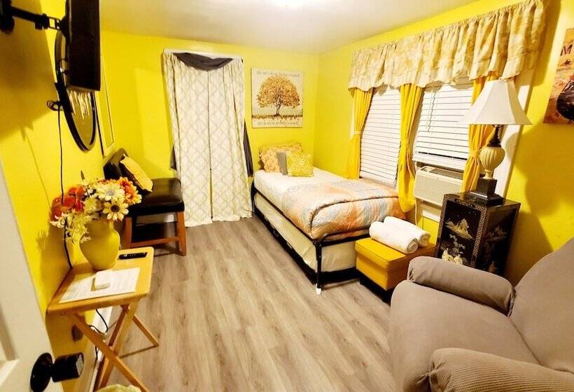 پانسیون Room In Guest Room   Yellow Rm Dover  Del State, Bayhealth  Dov Base
