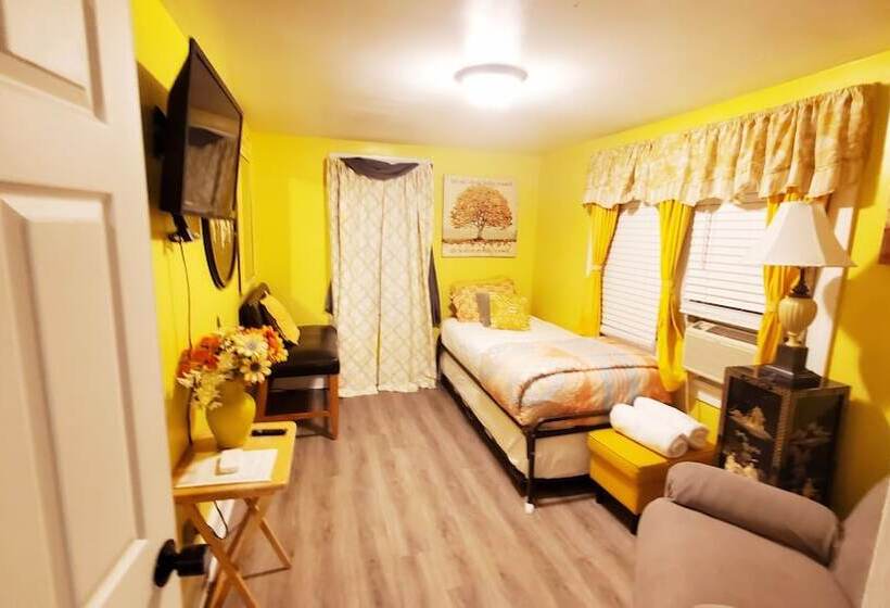 پانسیون Room In Guest Room   Yellow Rm Dover  Del State, Bayhealth  Dov Base