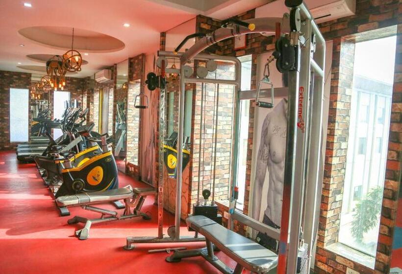 Four Leaf Hotel,budaun