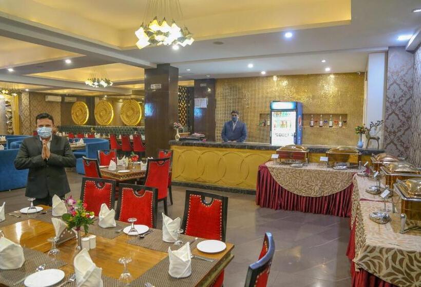 Four Leaf Hotel,budaun