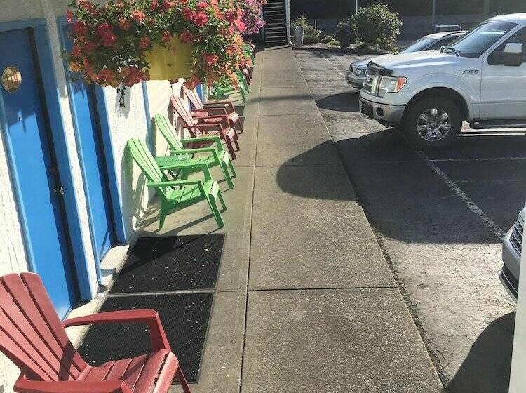 Fuller Lake Chemainus Motel