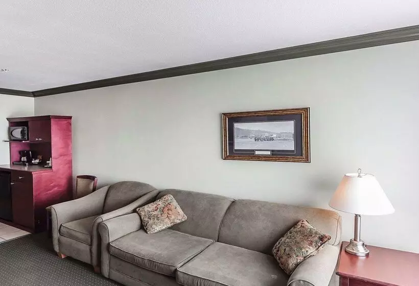 Velora Hinton, Ascend Hotel Collection