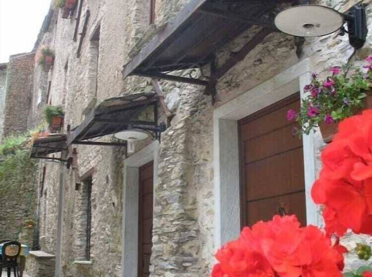 בית מלון כפרי Borgo Isola Santa