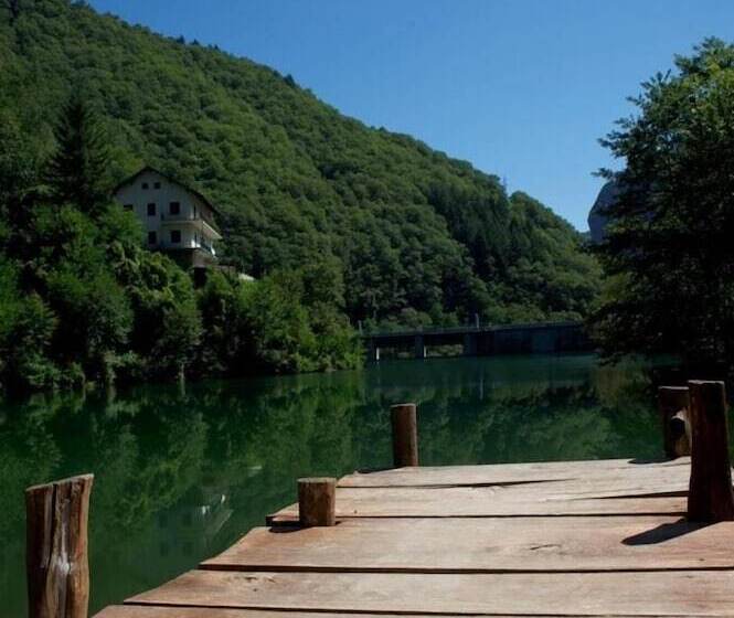 בית מלון כפרי Borgo Isola Santa