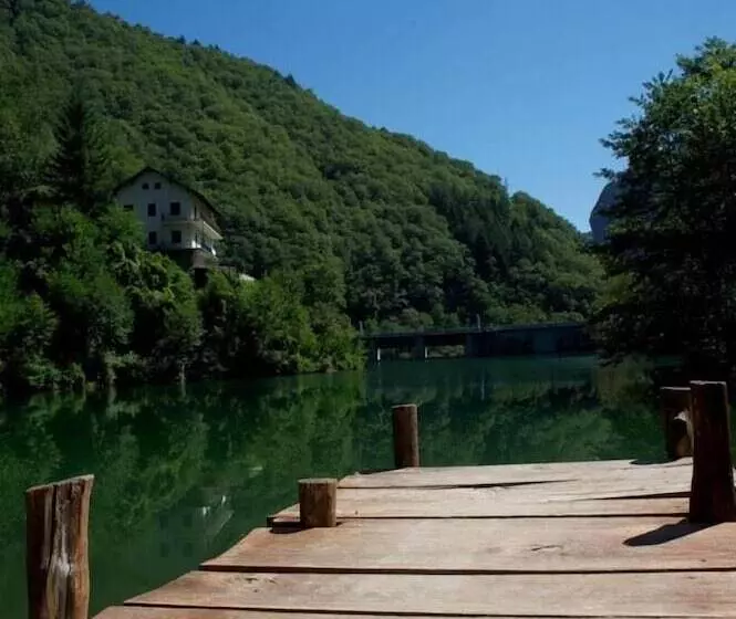 בית מלון כפרי Borgo Isola Santa