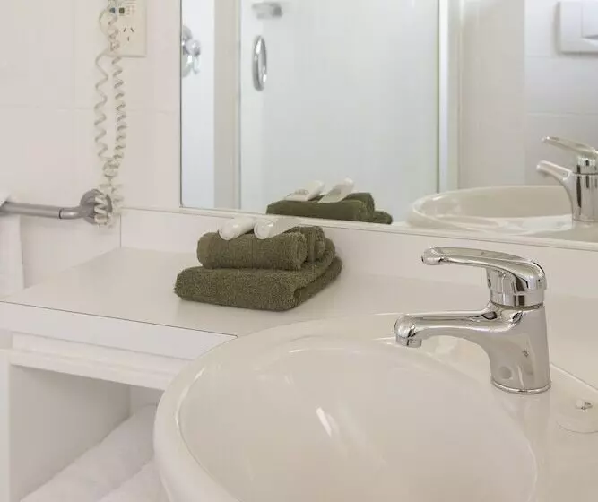 مُتل Cornwall Motor Lodge