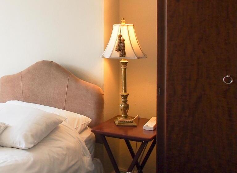 Пансион Leaded Light Guest House