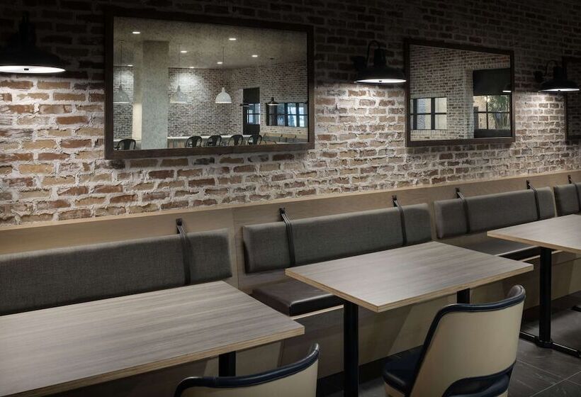 هتل Embassy Suites By Hilton Bowling Green