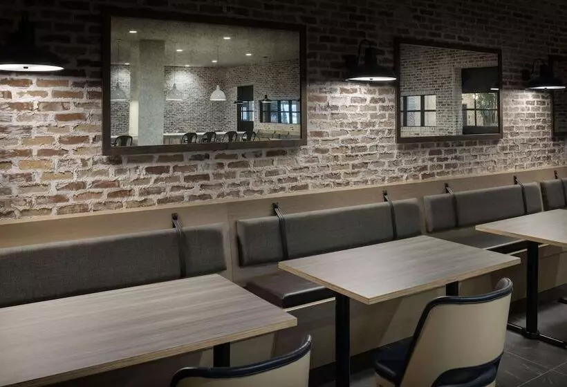 هتل Embassy Suites By Hilton Bowling Green