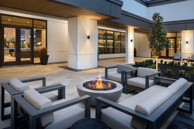 هتل Embassy Suites By Hilton Bowling Green