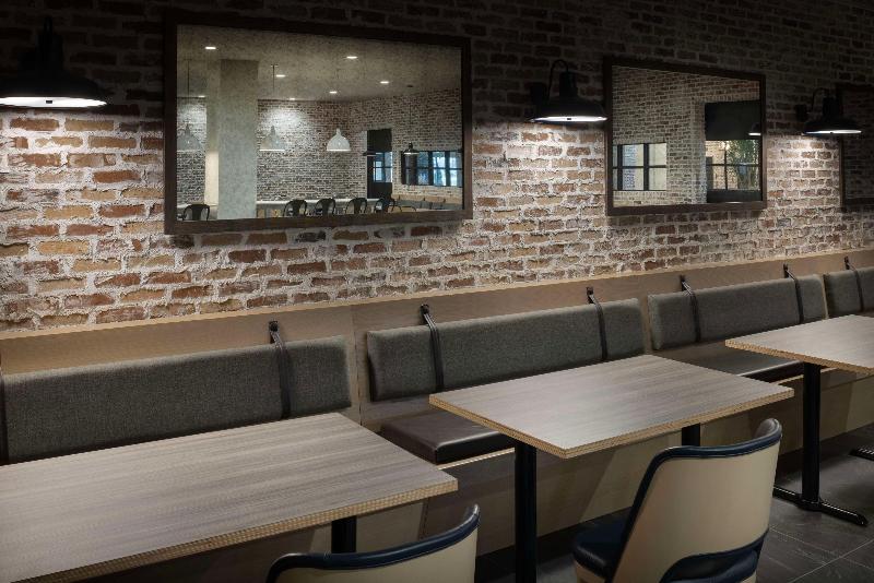 هتل Embassy Suites By Hilton Bowling Green