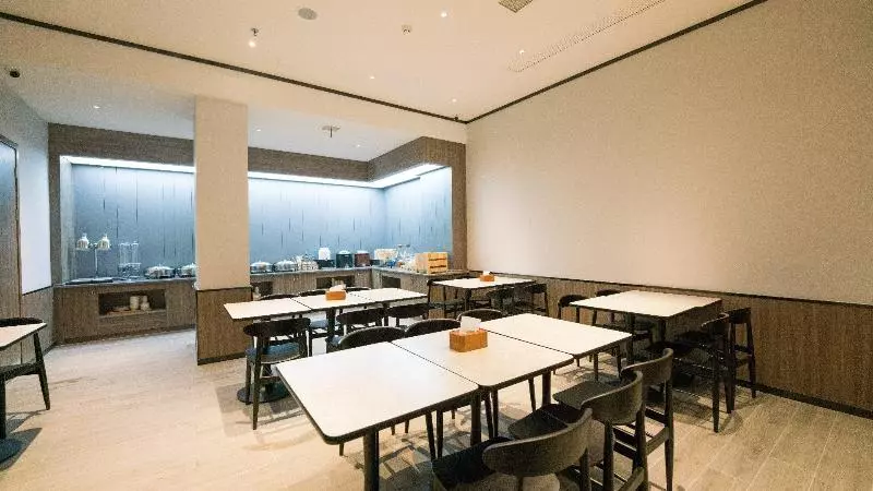 Отель Hanting Nanchang Bayi Square