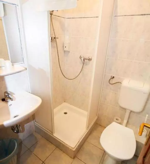 Отель Kiss Family