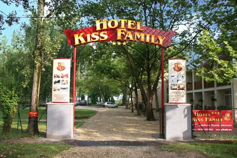 Отель Kiss Family