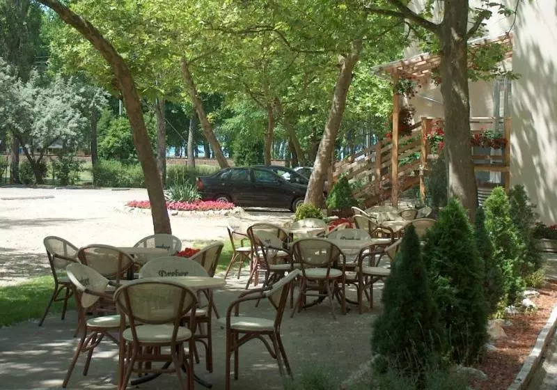 Отель Kiss Family