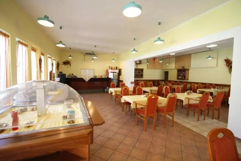 Отель Kiss Family