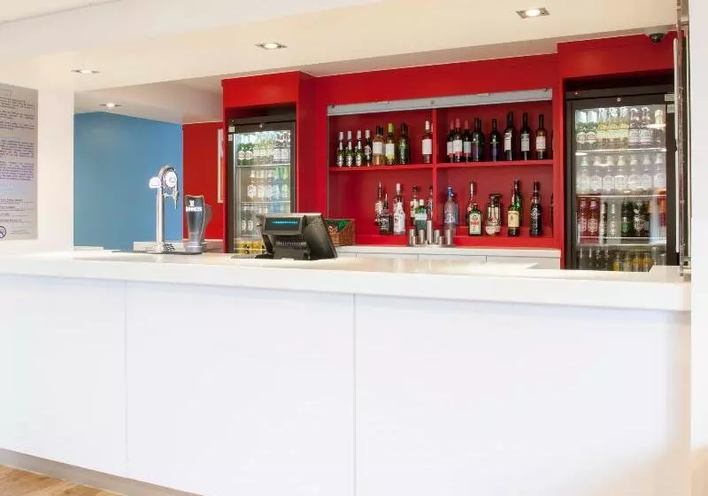 Отель Travelodge London Teddington