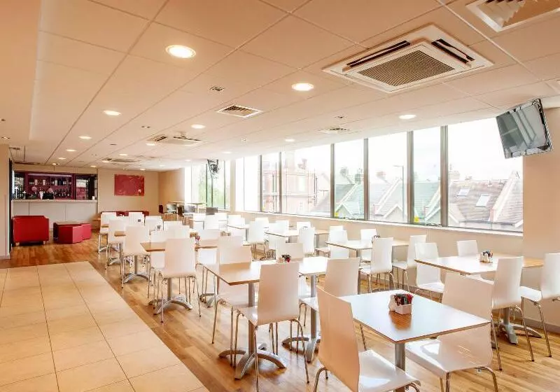 Отель Travelodge London Teddington