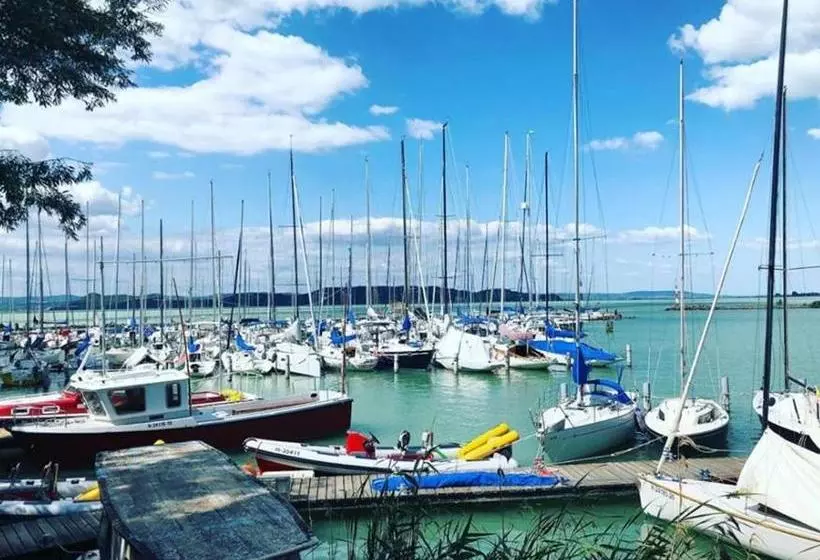 Отель Kiss Family