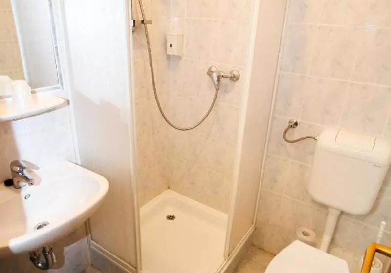 Отель Kiss Family