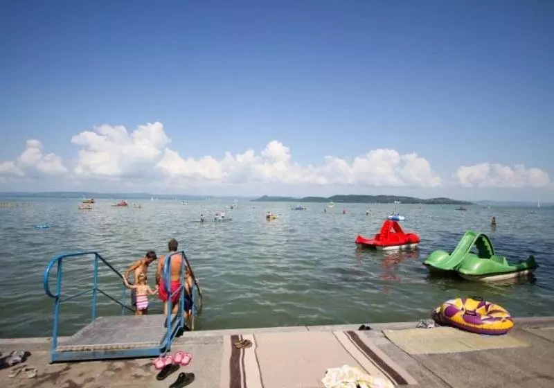 Отель Kiss Family