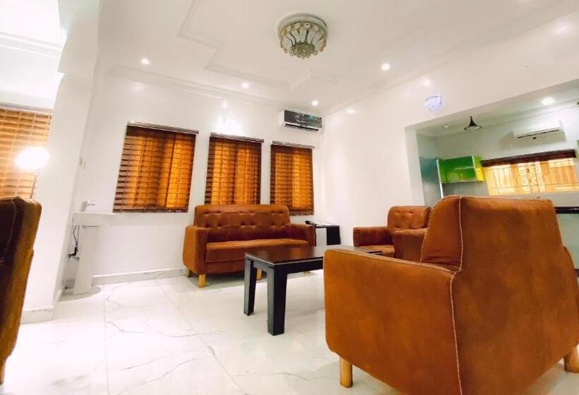 پانسیون Royal Court Lounge & Boutique