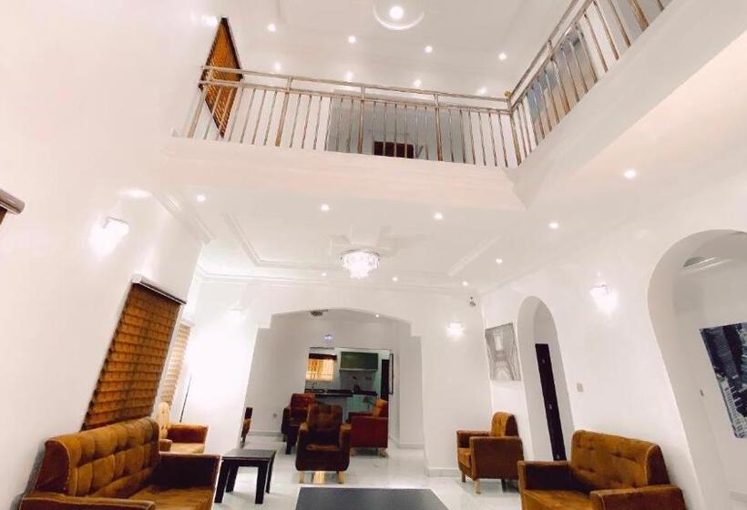 پانسیون Royal Court Lounge & Boutique